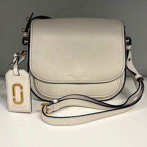 Marc Jacobs Shoulder bag with adjustable strap. Cream and Gold.